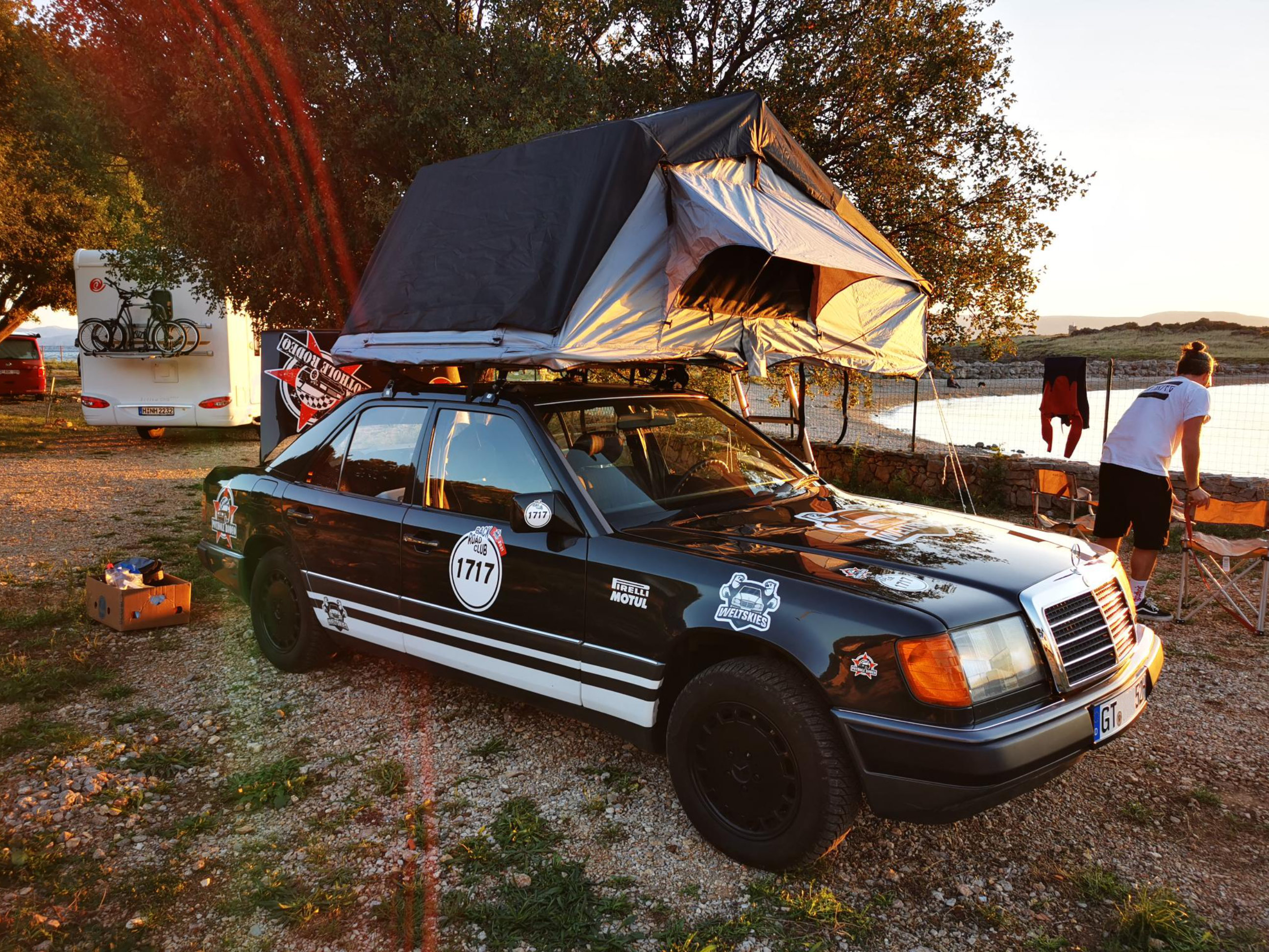 Weltmann-Dachzelt-Camping-Mercedes-W124-Dachfenster-Glamping Roof tent Auto Camping Deluxe 2+2