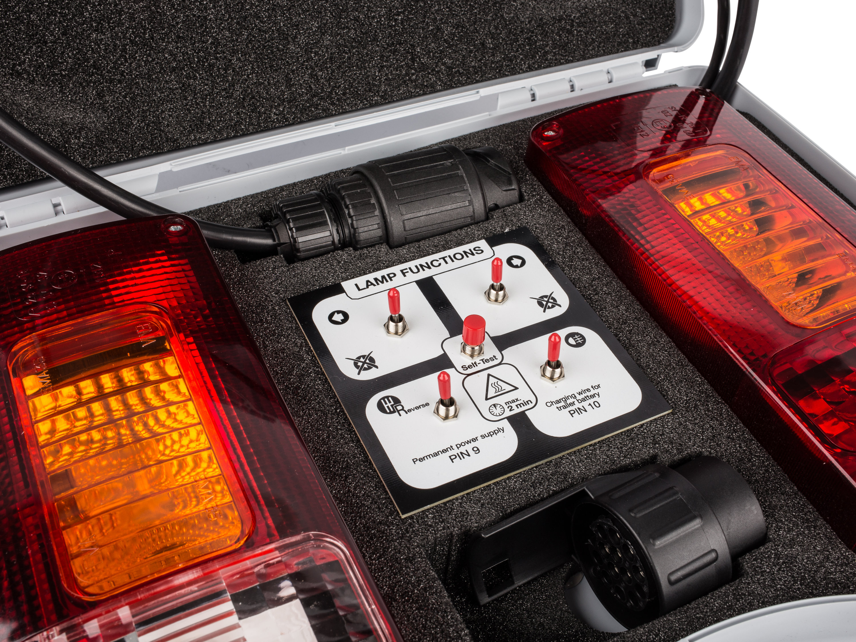 JAEGER-automotvie-Pruefgeraet-Anhaengersteckdosen-7-und-13-polig-12V-Detail JAEGER automotive 50400522 Universalprüfgerät Zugfahrzeug